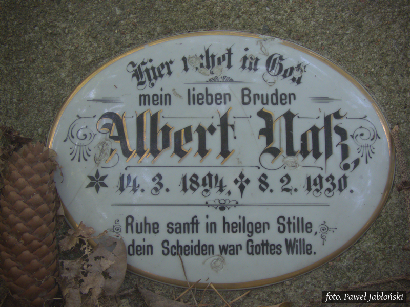 Tabliczka z nazwiskiem zmarłego