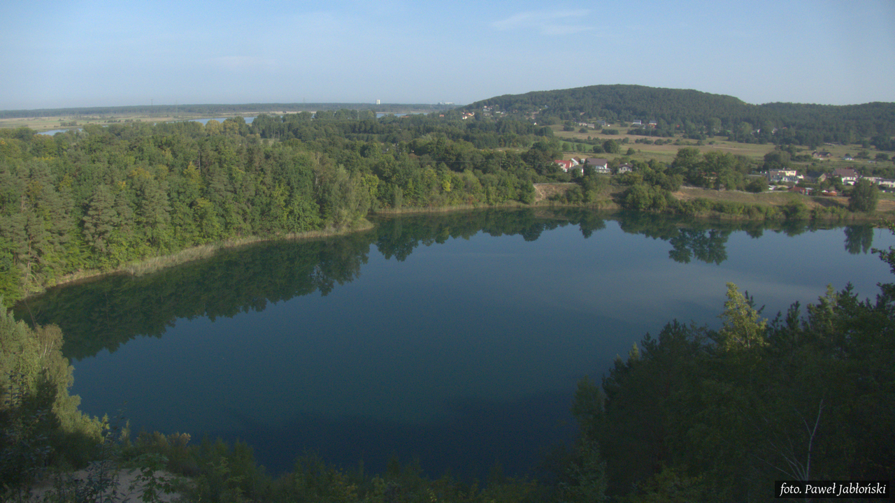 Jezioro Turkusowe, a w tle Wapnica i wzgórza morenowe